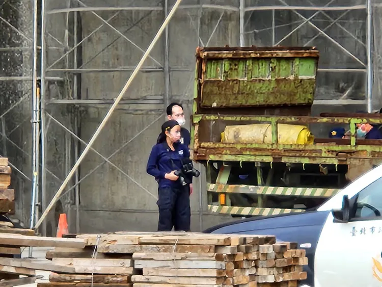 警方於案發現場採證。翻攝畫面