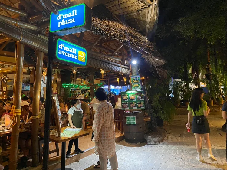 D'Mall如同台灣小型西門町，商店林立。陳怡文攝