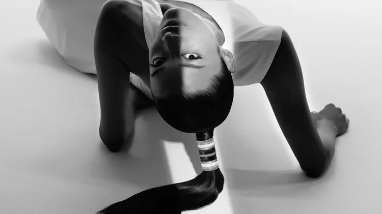 Rola在為法國珠寶品牌BOUCHERON拍攝的廣告中，以高難度動作展示旗下最新推出的Quatre Double White系列髮飾。品牌提供