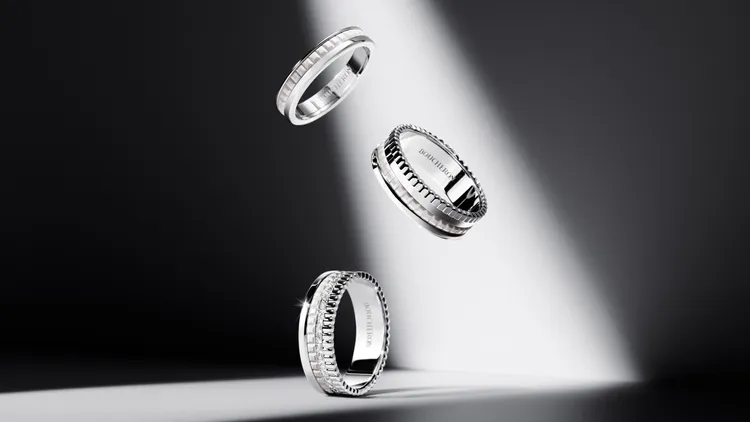 Quatre Double White系列新作引入18K白金與白色陶瓷材質，重新演繹Quatre家族中由羅缎直線刻紋、鑽石圈、雙圈同心圓和巴黎飾紋組成的經典4環。品牌提供