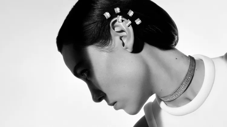 英國型女亞歷姍鍾採用混搭、疊戴的手法，展現Quatre Double White系列可玩出的驚喜創意。品牌提供