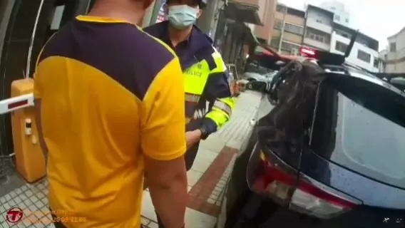 許男（背對黃衣者）被警方依現行犯逮捕。民眾提供