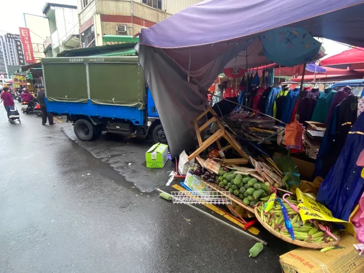 旁邊的菜攤也被波及。民眾提供