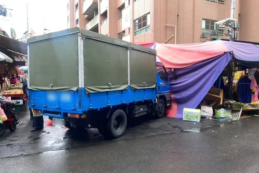 台中水湳市場擺攤爆衝突 水果販開車衝撞雨具攤!連撞3次釀2傷