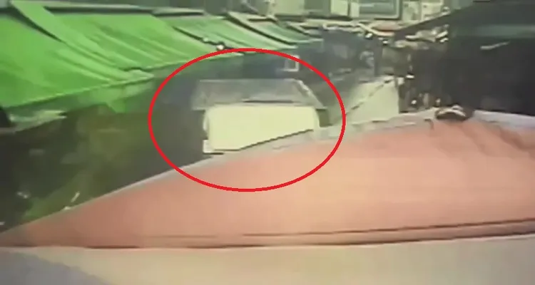 許男駕駛小貨車衝撞雨具攤。民眾提供