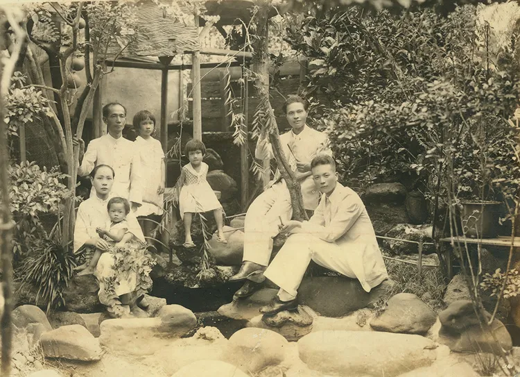 蔡麗邨、陳澄波與張李德和、張錦燦合攝於張家庭院。取自陳澄波文化基金會