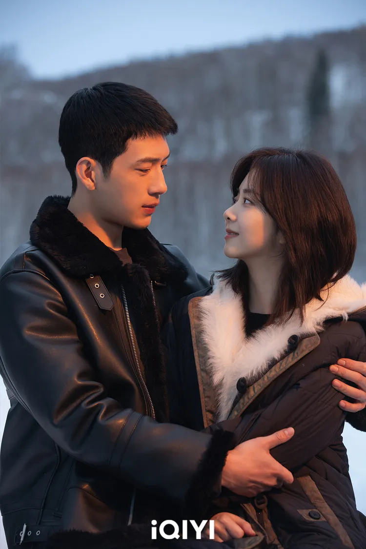 井柏然（左）、譚松韻雪地裡放閃。。愛奇藝國際站提供