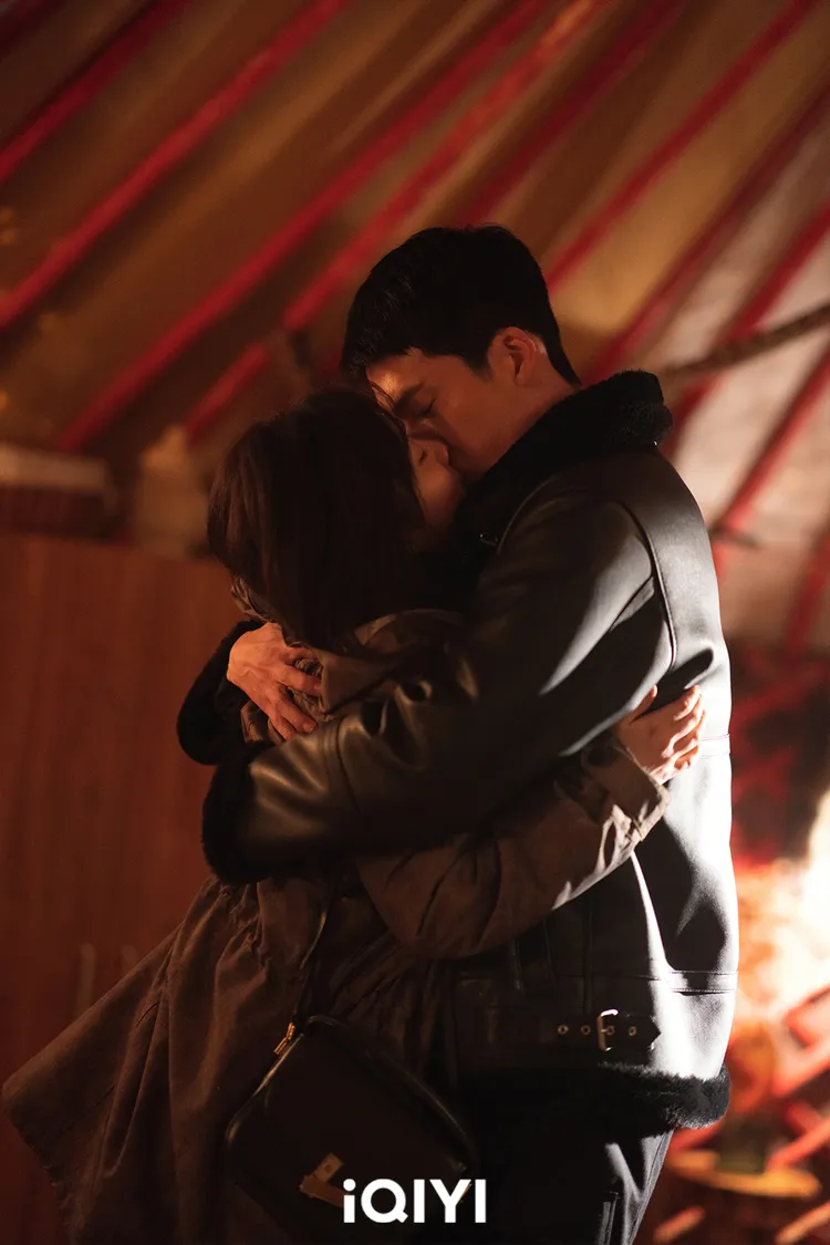 井柏然（左）、譚松韻重逢後激情擁吻。愛奇藝國際站提供
