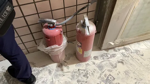 不甘分手上門理論竟吃閉門羹 新北悍女抄起大支ㄟ亂噴