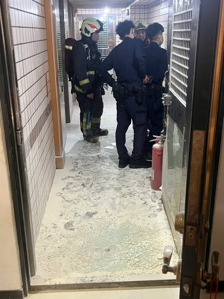 警方及消防員獲報到場。新北市消防局提供