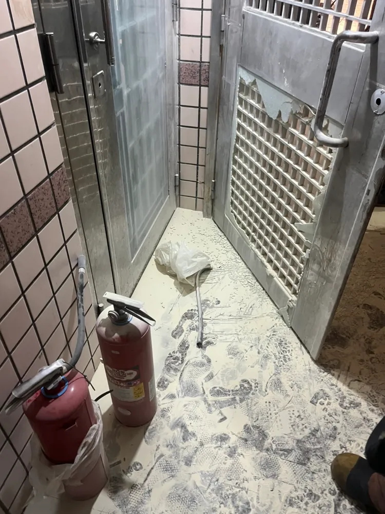 胡男家門口滿是乾粉。新北市消防局提供