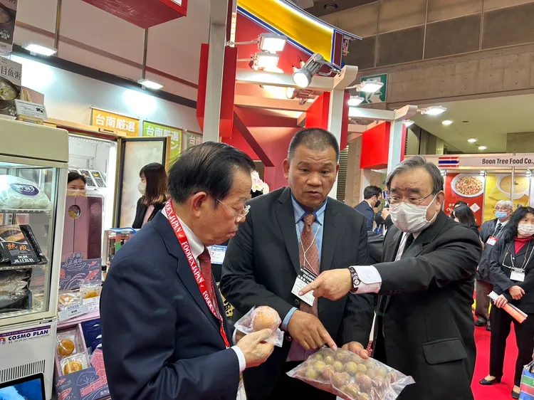 冠南生物科技社長黃榮裕(中)展示急凍鮮果。市府提供