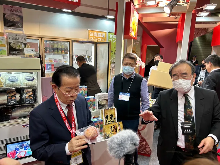 駐日大使謝長廷對於凍2年的芒果仍色澤鮮潤，感到好奇。市府提供