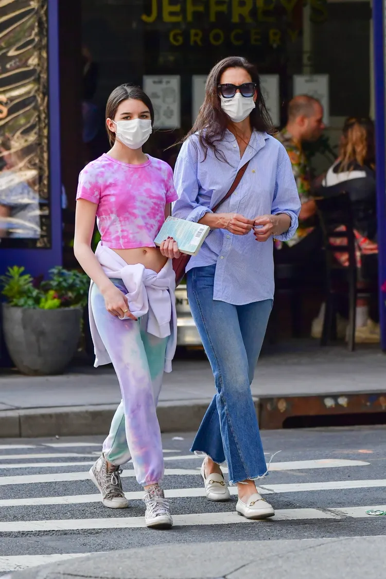 凱蒂荷姆斯（右）與女兒十分親近。達志