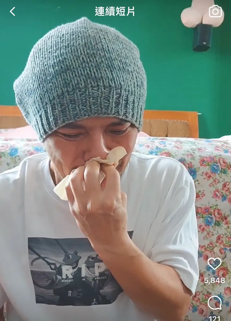 黃明志頻頻拭淚。翻攝黃明志IG