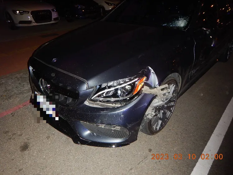 肇事賓士車左前車頭毀損，擋風玻璃碎裂。讀者提供