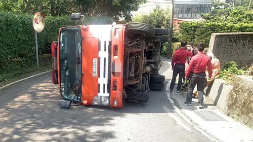 新北消防水箱車馳援救火　行經產業道路失控翻覆