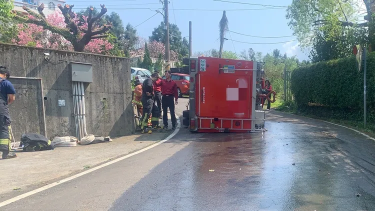 水箱車行經這處陡坡時不慎失控下滑翻覆。淡水警分局提供