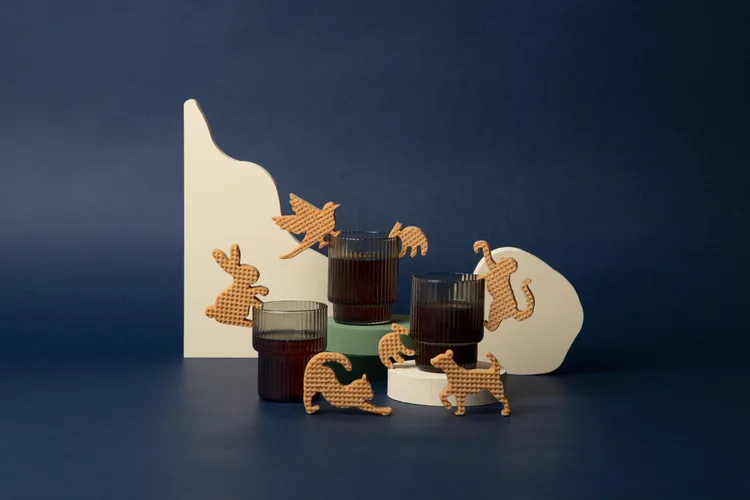 將動物造型餅乾懸掛在杯緣，藉由熱飲熱氣讓餅乾內餡微微軟化，更能突顯南投山蕉的香甜與滑順的口感。業者提供