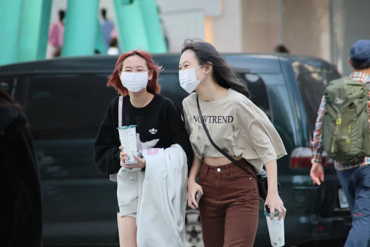 羅一鈞說明，進一步口罩放寬措施，還是要先等3/20鬆綁上路後再觀察一段時間。示意圖，鄭孟晃攝