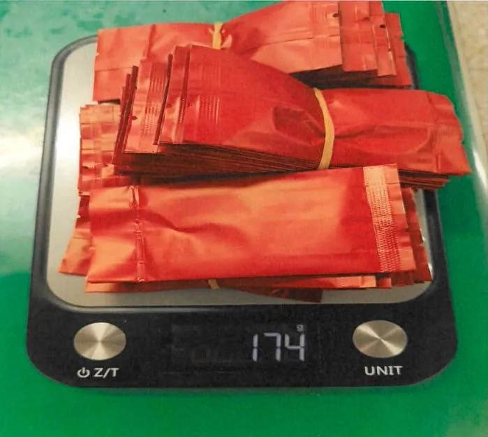 警方起獲毒品包。翻攝畫面