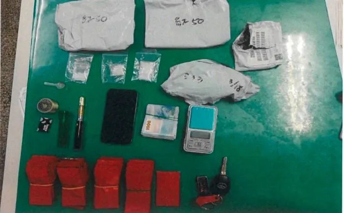 警方起獲車上違禁品。翻攝畫面