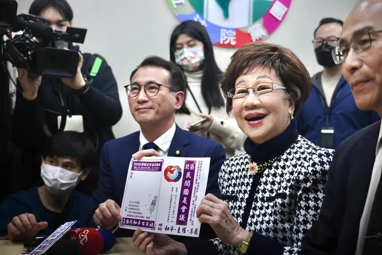 呂秀蓮前往民進黨團宣傳「民間國是會議」，黨團幹事長鄭運鵬（左）接待。林林攝