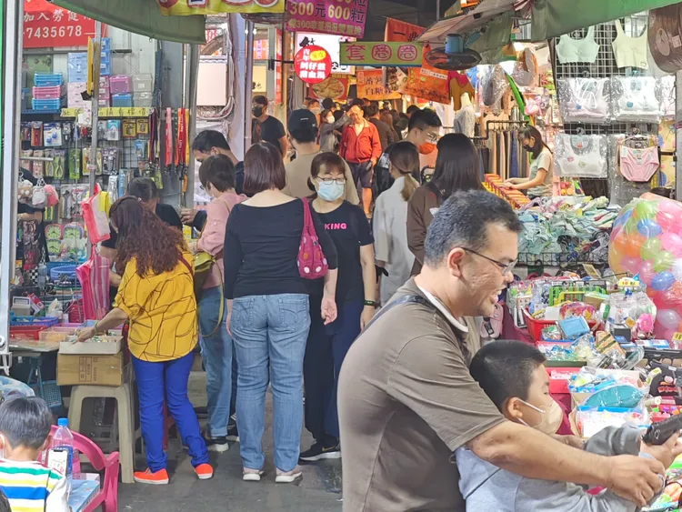 鳳山青年夜市受惠演唱會人潮及商圈夜市優惠券活動，帶動營業額及來客數成長。。讀者提供