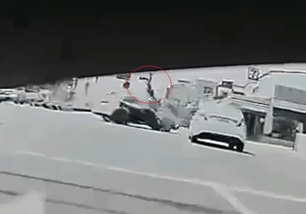 重機撞上迴轉轎車後，噴飛空中翻轉多圈。翻攝自記者新聞網