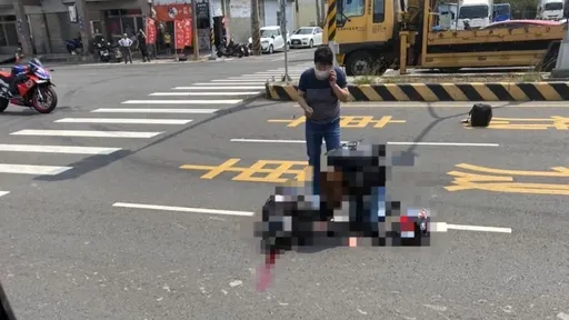 重機高速撞迴轉轎車噴飛重傷 同行車友驚懼痛罵:會不會開車!