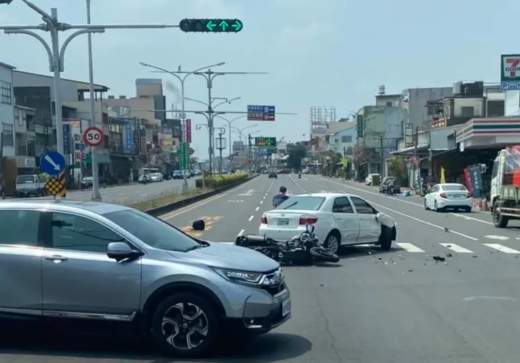 事故現場一片狼藉。翻攝自記者新聞網