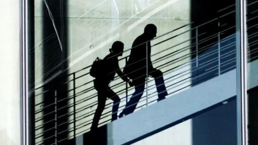 隱形「天花板」仍在！美薪資性別差異20年幾乎不變　女收入僅達男性的這個數目