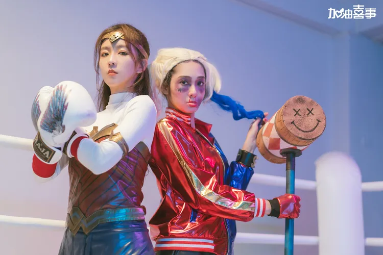 周曉涵（左）和邱子芯上擂台決鬥笑果十足。TVBS提供