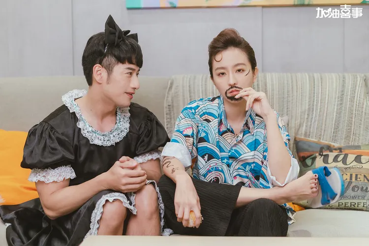 周曉涵（右）化身黑道大哥讓現場笑翻。TVBS提供