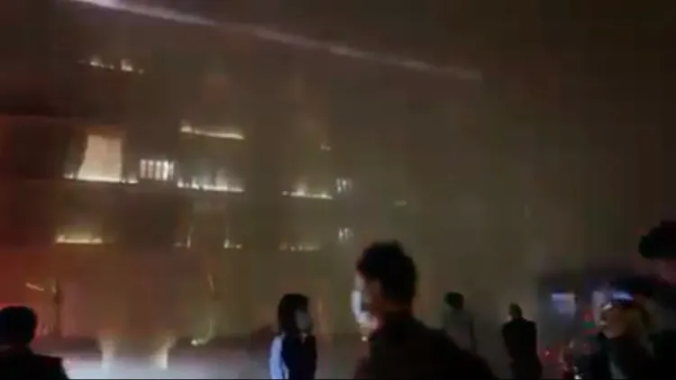 宜蘭知名礁溪老爺酒店晚間發生火警，現場濃煙密布，住客都跑到戶外避難。翻攝自爆料公社