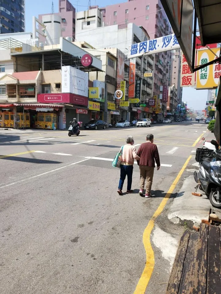 網友貼出這張照片曝行人困境。翻攝自王浩宇臉書