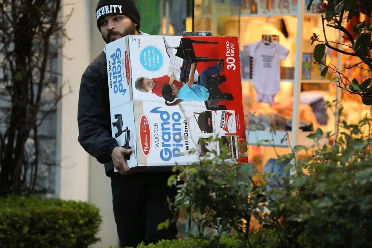 她還買了一架玩具鋼琴。達志