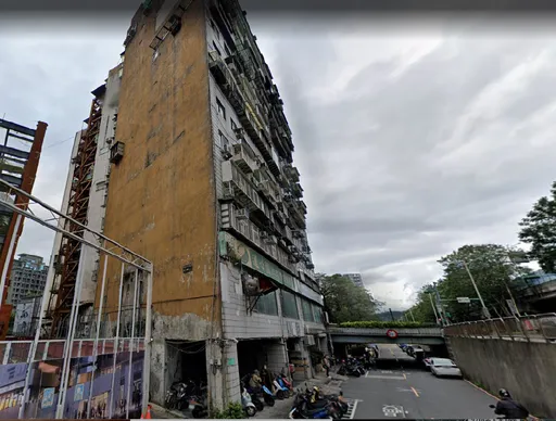 主播尪住過錦新大樓!高衩旗袍妹總在這時候燒金紙 這個讓他驚呼「真的太恐怖了!」