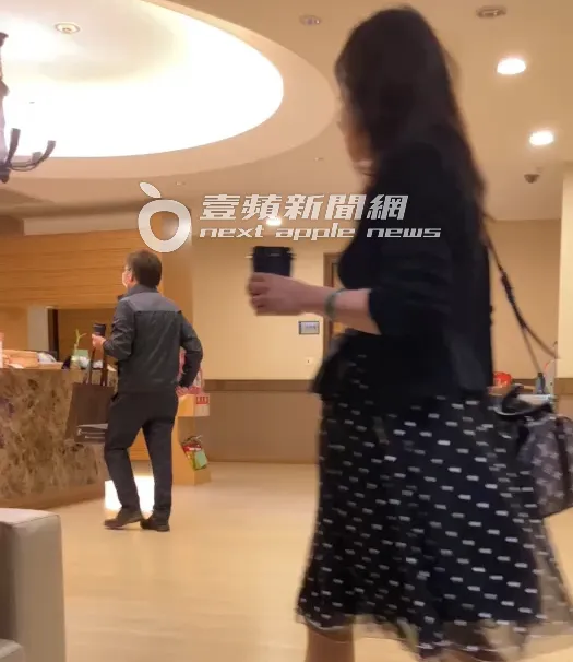 2人抵達3樓泡湯樓層，邱仲峯熟門熟路到櫃檯Check in。特勤中心攝