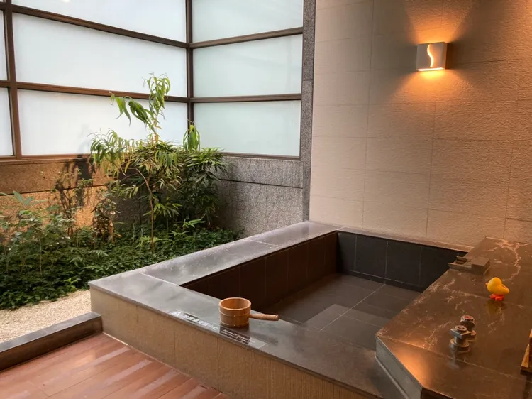 礁溪長榮鳳凰酒店泡湯池空間很大，一旁還有小鴨造型的溫度計，增添情趣。特勤中心攝