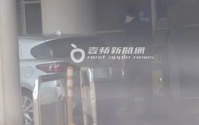 11點一到，邱仲峯沒有搭公務車，而是有一輛銀色凌志轎車接他離開，並且在車上密會一小時。特勤中心攝