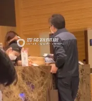 邱仲峯（右）拿出3張千鈔結帳，不刷卡享9折優待，也不使用載具留下紀錄。特勤中心攝