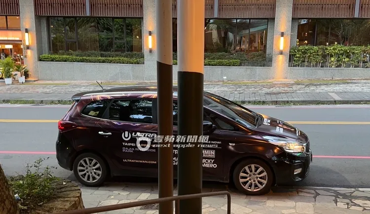 預訂的多元化計程車，已在飯店外頭待命，當日應是包車。特勤中心攝