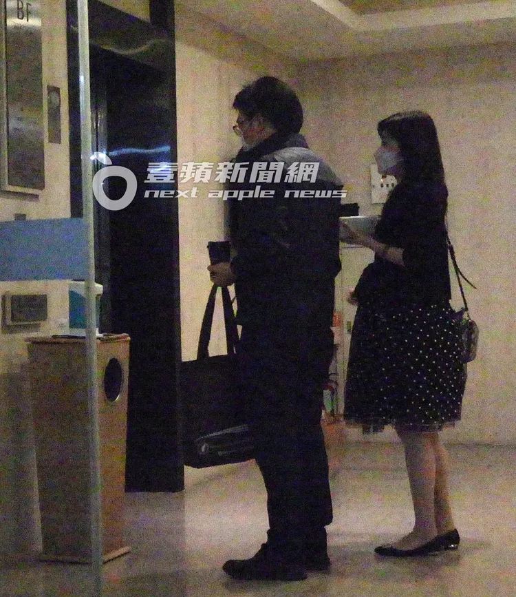 纏綿幾秒後，2人立刻彈開裝不熟。特勤中心攝