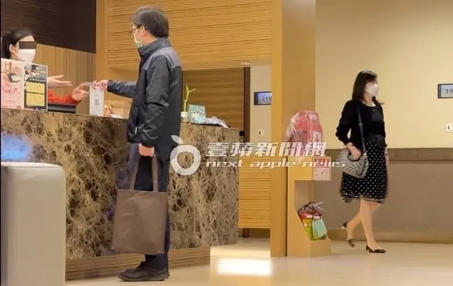 腳步緩慢地楊智惠（後）慢慢地跟上。特勤中心攝