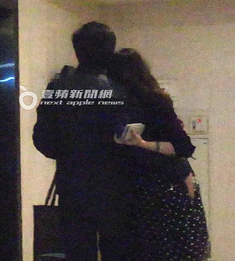 楊智惠熱情地把身子依偎在邱仲峯壞裡，感受對方體溫。特勤中心攝