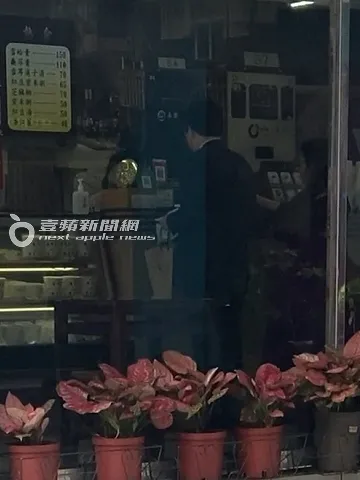 隨後邱仲峯到一旁有販售龜苓膏的小店，買2碗補品。特勤中心攝