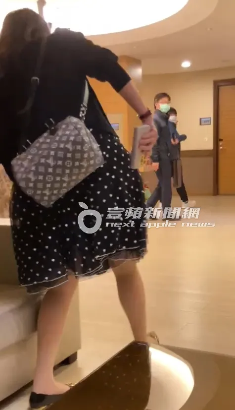 2人一同進湯屋泡湯享受甜蜜約會。特勤中心攝