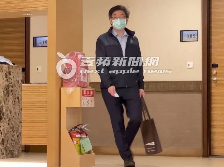 邱仲峯拿著房卡準備辦理退房。特勤中心攝