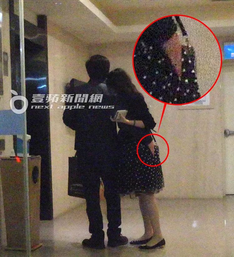 下午4時許，秘密與楊智惠會合的邱仲峯忍不住把手放在女方臀部位置，2人捲成人體麻花卷，愛火難耐。特勤中心攝